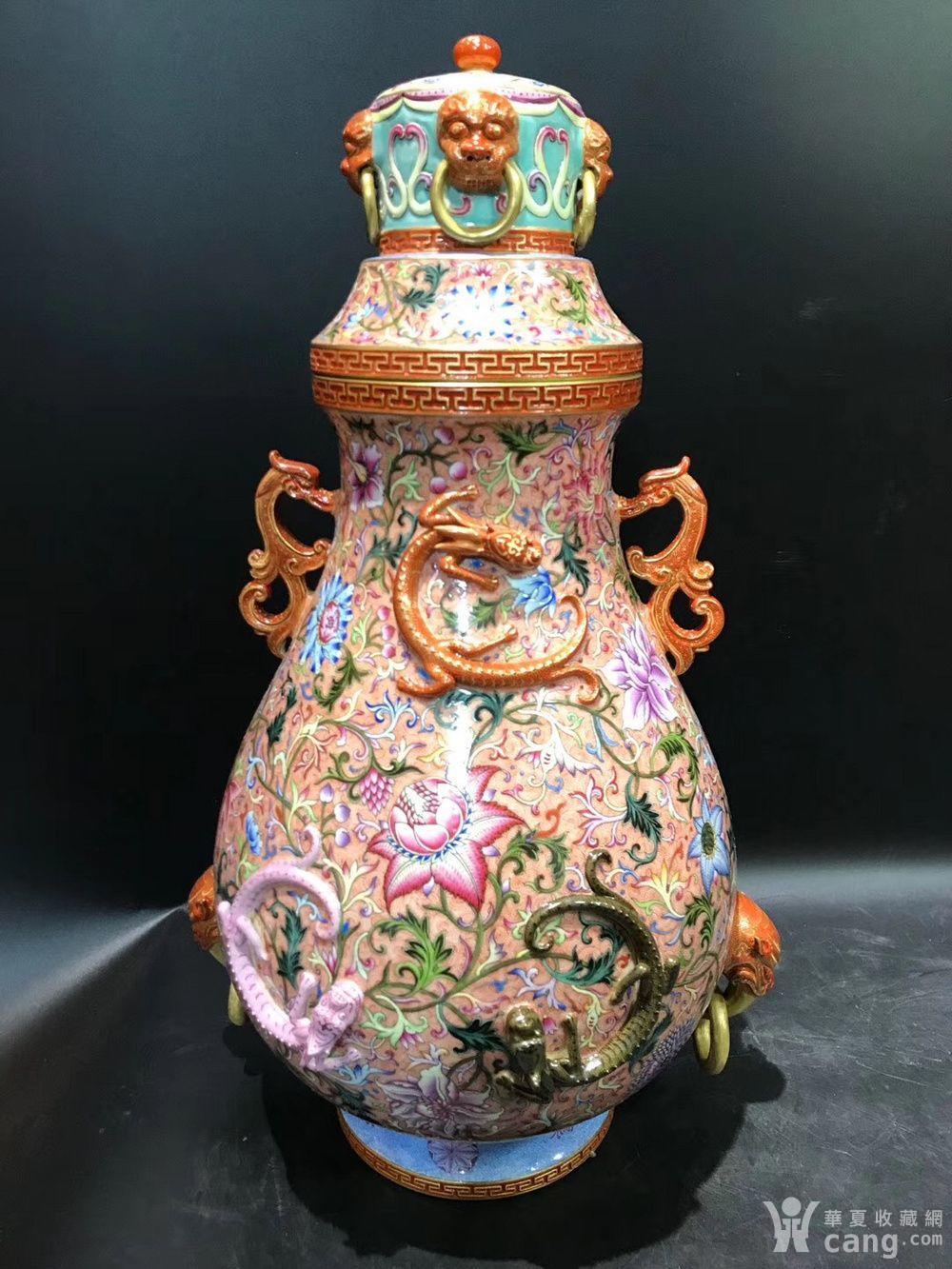 藝術(shù)與時光交織的容器——花瓶收藏品的美學(xué)與價值